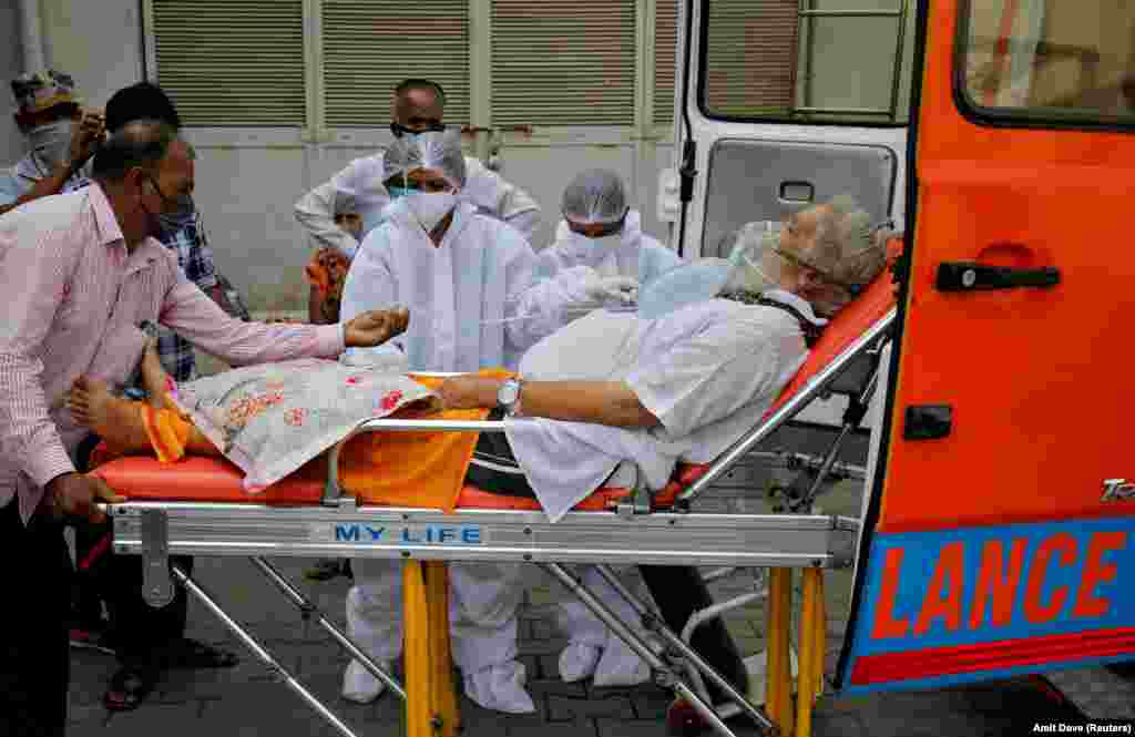 Ky pacient po dërgohet për trajtim në një spital në Ahmedabad më 26 prill. Organizata Botërore e Shëndetësisë njoftoi më 26 prill se është duke dërguar ekipe shtesë, për ta ndihmuar Indinë që ta përballojë këtë krizë shëndetësore. 