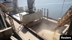 Acordul Rusia-Ucraina-Turcia-ONU, care permite exportul unora dintre grânele ucrainene prin Marea Neagră e încă în vigoare, dar mari cantități sunt exportate pe rute terestre, prin România și Polonia. Imagine din 2013, portul Nikolaev de la Marea Neagră.