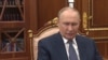 Președintele rus Vladimir Putin în fața raftului cu cărți din biroul de la Palatul Senatului din Kremlin, Moscova. 