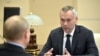 Президент РФ Владимир Путин и врио главы Новосибирской области Андрей Травников во время встречи в Ново-Огарево 