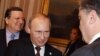 Президент України Петро Порошенко розмовляє з президентом Росії Володимиром Путіним за столом переговорів під час зустрічі в Мілані, 17 жовтня 2014 року