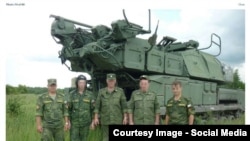 Российские офицеры рядом с «Буком», с помощью которого была запущена ракета, сбившая «Боинг».