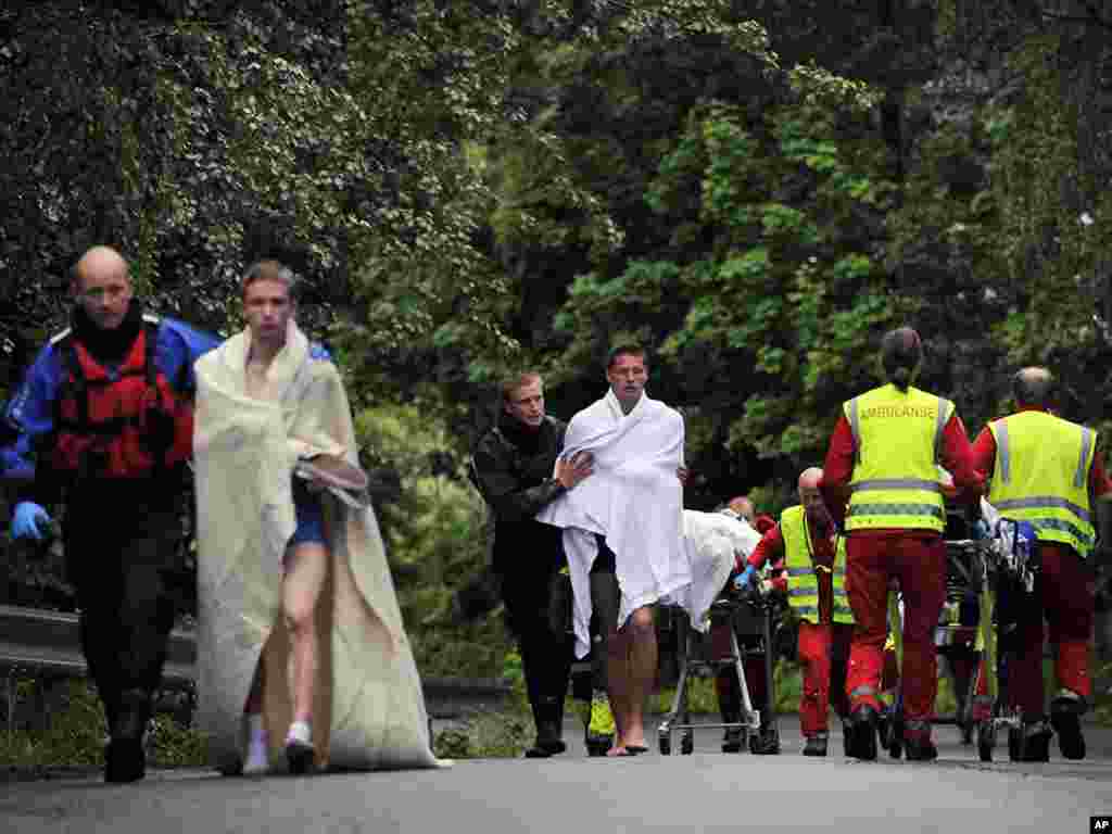 Norveška - Anders Behring Breivik, odjeven kao kao policajac usmrtio je najmanje 84 osobe u omladinskom kampu na ostrvu Utoja nedaleko od Osla,22.07.2011. Foto: AP / Morten Edvardsen 