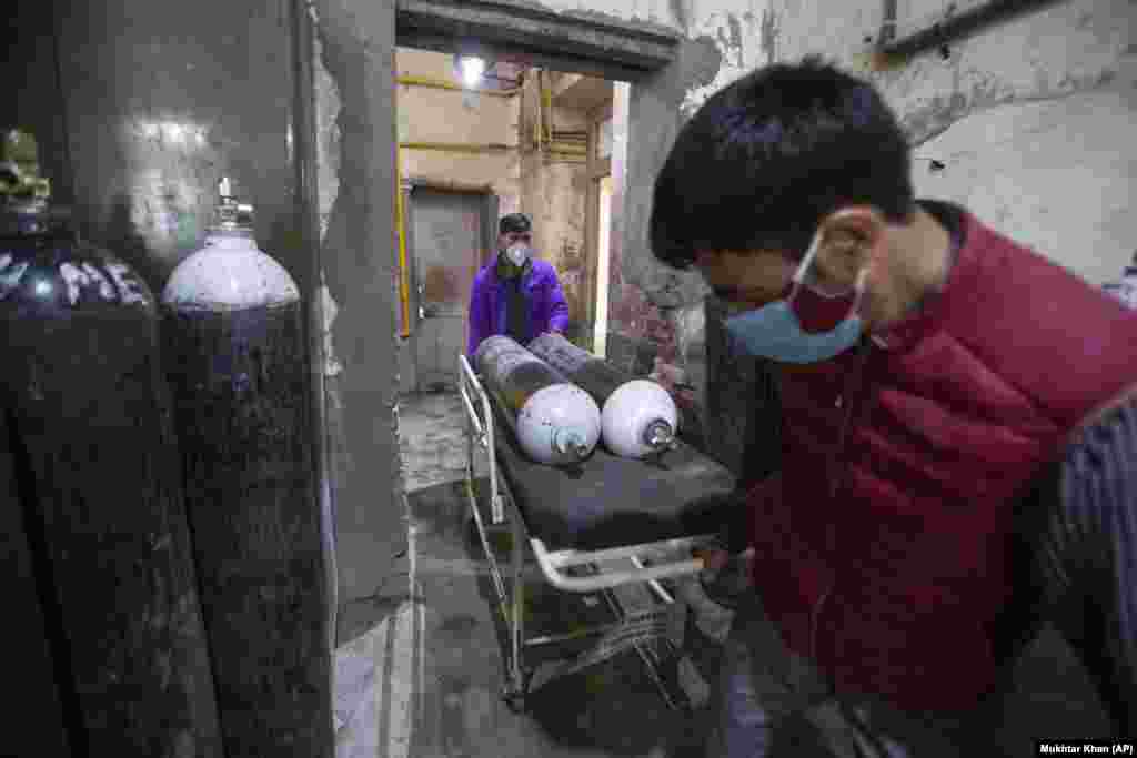 Spitalet në Indi kanë mungesë të oksigjenit. Banorët po kërkojnë nëpër rrjete sociale oksigjen për familjarët e tyre. Ekspertët thonë se gjendja më e rënduar paraqitet në spitalet e vogla, të cilat nuk kanë oksigjen qendror, por përdorin cilindra të oksigjenit. 
