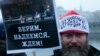 Один из участников митинга на Болотной площади в Москве 10 декабря 2011 года