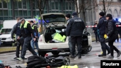 Cel puțin 28 de persoane au fost rănite după ce o mașină a intrat într-o mulțime de manifestanți la München, în Germania, 13 februarie 2025.