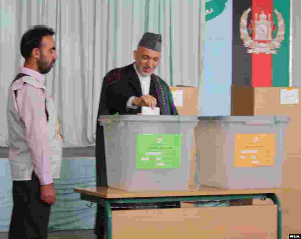 Hamid Karzai glasa