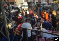 Angajații Apărării Civile poartă un bărbat care a fost rănit după ce pagerul său portabil a explodat, în orașul-port sudic Sidon, Liban, marți, 17 septembrie 2024. (Foto AP)