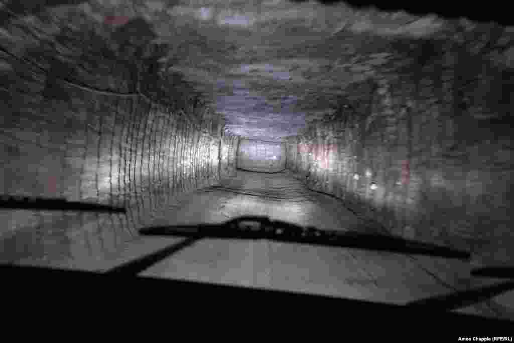Un tunel de transport în interiorul minei. Vastul filon de sare de sub orașul Soledar, al cărui nume înseamnă &bdquo;dar de sare&rdquo;, s-a format după ce marea care acoperea în vechime această regiune s-a uscat. &nbsp;