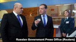 Premierul desemnat al Federației Ruse Mihail Mișustin și fostul premier Dmitri Medvedev.