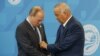 Президент Узбекистана Ислам Каримов (справа) и президент России Владимир Путин на саммите ШОС в Уфе. Башкортостан, 10 июля 2015 года.