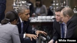 Президент США Барак Обама (слева) проводит встречу с президентом России Владимиром Путиным в кулуарах саммита G20 в Анталии. Турция, 15 ноября 2015 года.