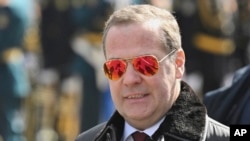 Ex-premierul rus Dmitri Medvedev (actualmente cel mai popular blogger rus pe rețelele de socializare, cu postări virulente împotriva Ucrainei și a Occidentului), la parada militară de Ziua Victoriei de la Moscova, pe 9 mai 2025
