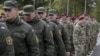 Військовослужбовці 173-ї повітряно-десантної бригади тактичної групи армії США та українські нацгвардійці на церемонії відкриття спільних навчань «Фіарлес Гардіан-2015». Яворівський полігон, 20 квітня 2015 року