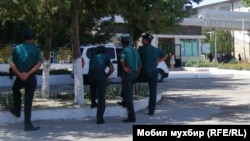 В дни проведения саммита ШОС в Ташкенте возле домов большинства узбекских правозащитников дежурили оперативники. 