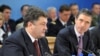 Міністр закордонних справ України Петро Порошенко та генеральний секретар НАТО Андерс Фог Расмуссен під час засідання саміту в штаб-квартири НАТО в Брюсселі, 3 грудня 2009 року