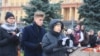 "Возвращение имен". У микрофона Ирина Шляпникова – дочь расстрелянного в 1937 г. лидера "Рабочей оппозиции" Александра Шляпникова. За отца Ирина после ареста была отправлена МГБ на 4 года в ссылку в Сибирь, мать отсидела в лагере 8 лет, оба ее брата были посажены в концлагеря и провели 5 и 6 лет в Воркутлаге