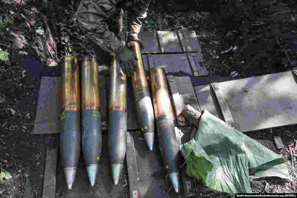 Un soldat ucrainean pregătește obuze de 105 milimetri. Dacă Pokrovsk, care a avut cândva o populație de aproximativ 60.000 de locuitori, cade, Ucraina ar putea fi nevoită să se retragă spre Ciasiv Iar, mutând linia frontului mai aproape de Kramatorsk. 