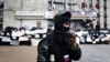 Сторонник поддерживаемых Россией сепаратистов в городе на востоке Украины.