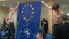 oMen во время акции в здании правительства Чехии. На их телах написаны лозунги "Премьер, будь смелым" и "Не будьте с Путиным"