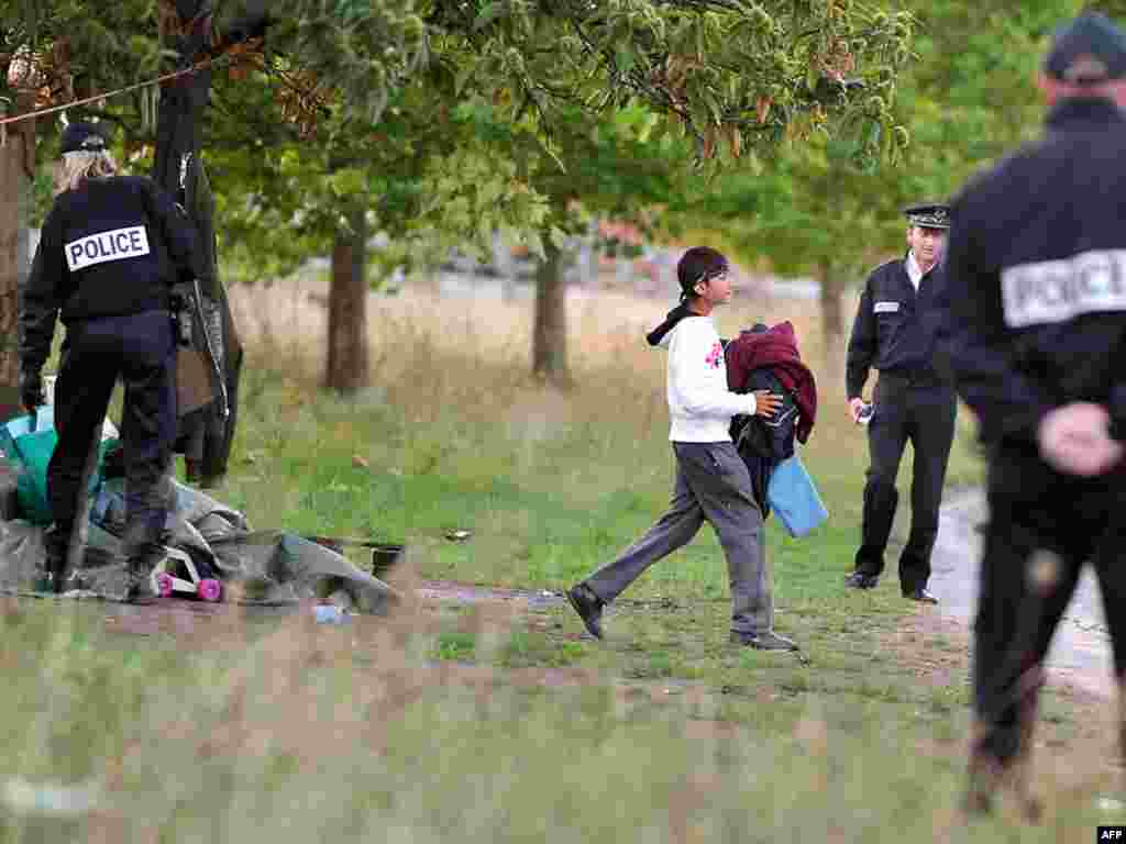 Francuska je 19.08.2010. počela sa proterivanjem stotine Roma u Rumuniju i Bugarsku, ističući da su se ilegalno nastanili. Kritičari, pak, ističu da je ovaj potez vlasti u Parizu sračunat na skretanje pažnje javnosti zbog pada popularnosti Nikolasa Sarkozija (Nicolas Sarkozy), kao i ekonomskih i socijalnih problema . Foto: AFP / Philippe Huguen