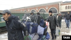Россия Федерал Муҳожирлик хизмати расмийларига кўра, 2011 йилдан бошлаб марказий осиёлик меҳнат муҳожирлари Россияда патент асосида ишлайдилар.