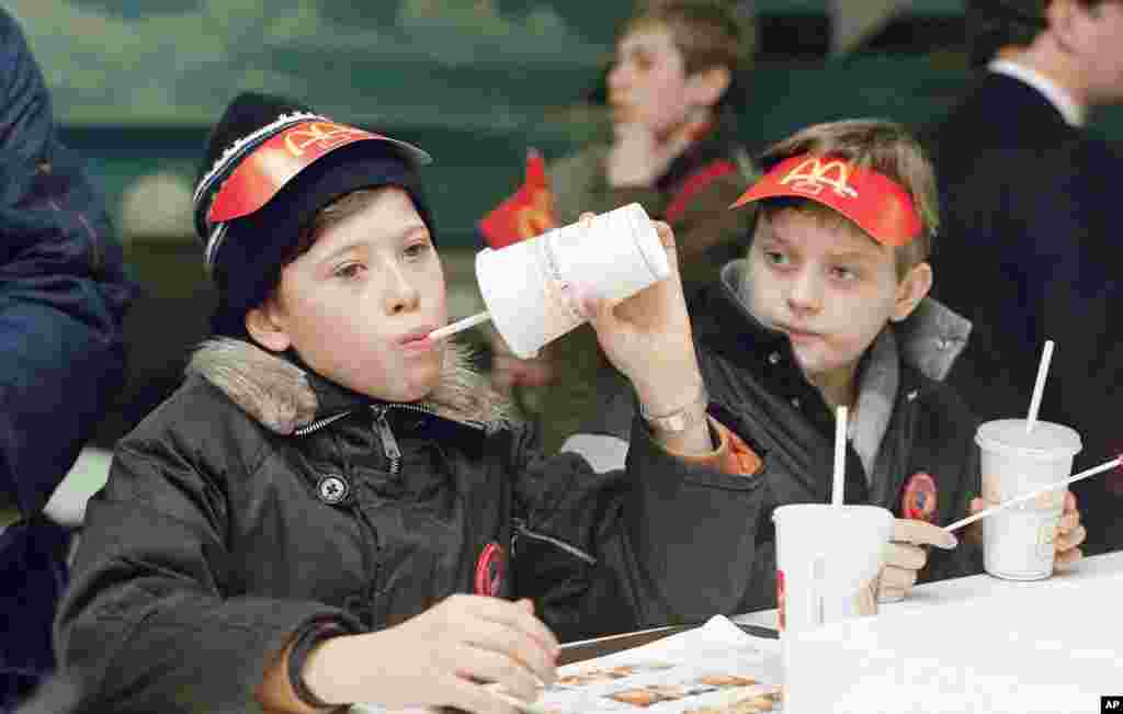 Gužva tokom prvog dana McDonald'sa u Sovjetskom Savezu na dan njegovog otvaranja.