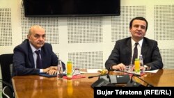 Lideri i LDK-së, Isa Mustafa dhe ai i Vetëvendosjes, Albin Kurti gjatë një takimi të zhvilluar kohë më parë.