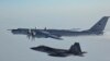 Imagine generică - Un avion de recunoaștere rusesc Tu-142, în dreapta sus, este interceptat în apropierea coastei Alaskăi - 9 martie 2020 