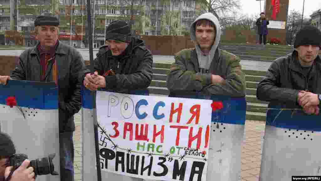 Бұл «кураторлар» әуелі міндетті түрде журналистің қай БАҚ, қай елден екенін сұрап алатын. Мұнан соң олар «фашистер», «бандеровшылар», «орыстарға жасалған қысым», «Ресейдің қорғауы» туралы бір-бірінікінен айнымайтын мәлімдемелерін ашулы екпінмен айта бастайтын. 