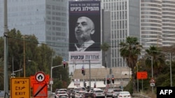 Automobili prolaze pored bilborda sa natpisom na hebrejskom "Dobro razmislite o tome ko ima koristi od naše podjele - jedinstvo sada", s portretom šefa političkog krila Hamasa Yahya Sinwara, Tel Aviv, april 2024.