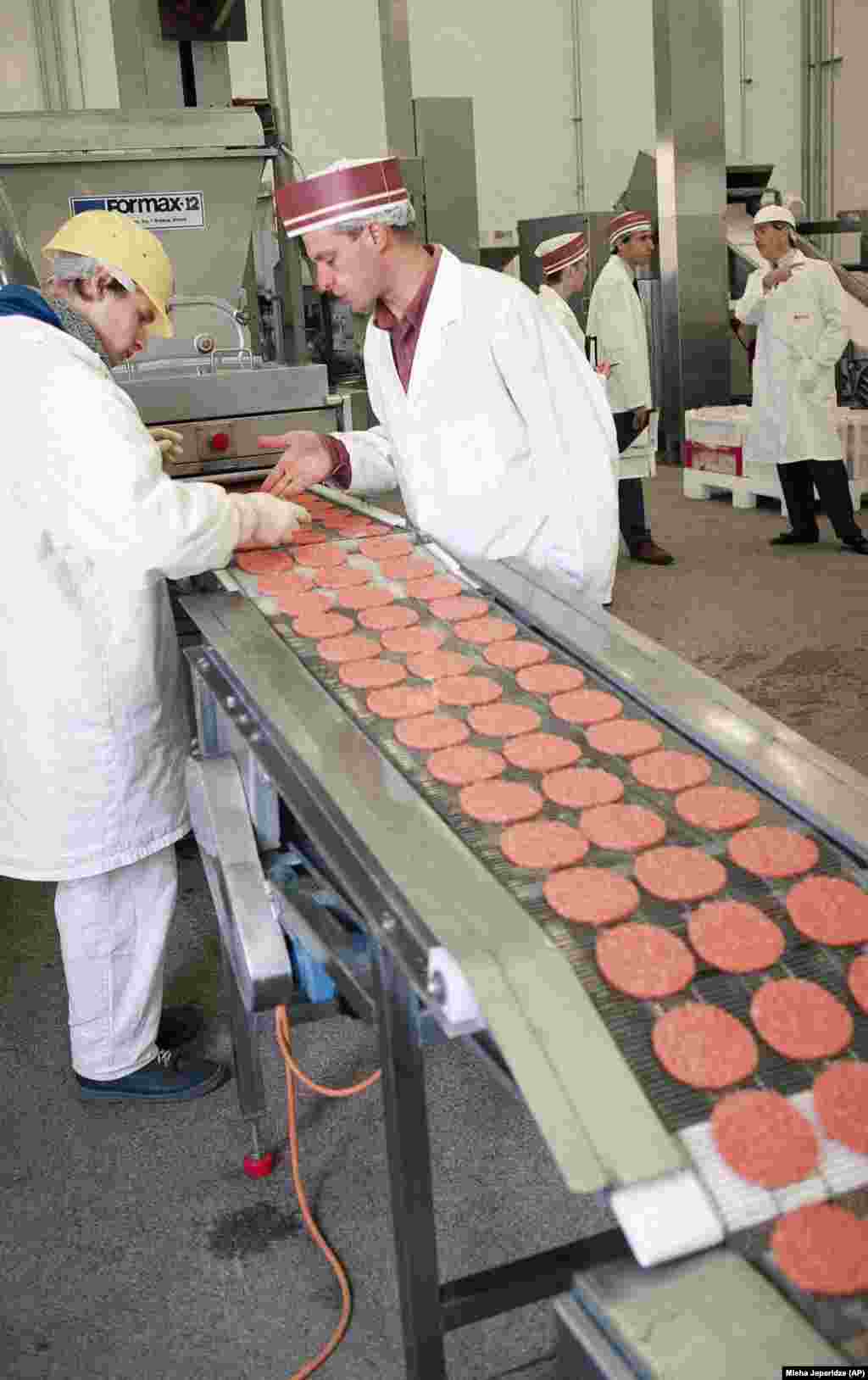 Provjera kvaliteta hrane u McDonald'su. Ovo je proizvodna linija u Solncevu, nekadašnjem predgrađu Moskve. Inspekcija analizira kvalitet hamburgera. Fabrika ih je proizvodila 10.000 komada na sat, a osam lokalnih klaonica je isporučivalo meso. Tako je bilo i 1994. godine.