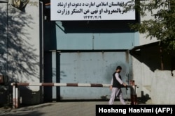 Un bărbat trece pe lângă o poartă de intrare cu un semn al Ministerului pentru Promovarea Virtuții și Prevenirea Viciilor, care a înlocuit Ministerul Afacerilor Femeilor, în Kabul. 17 septembrie 2021