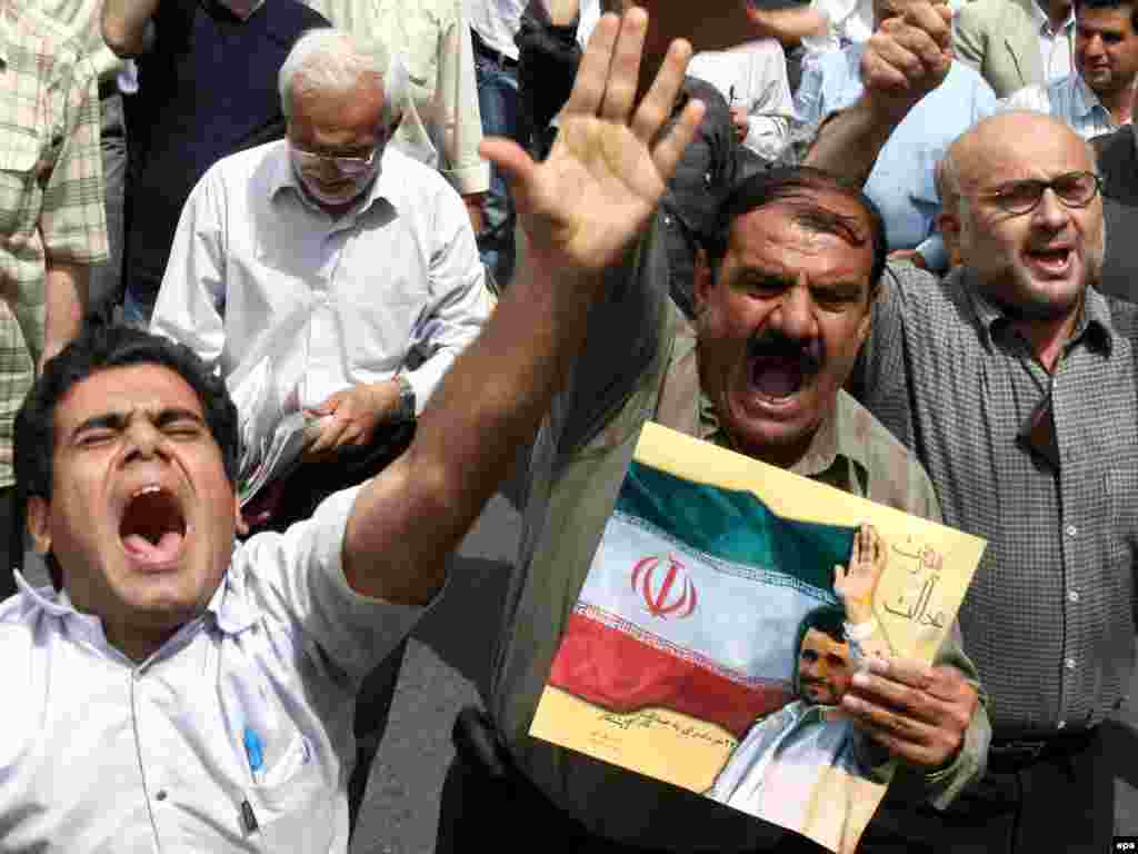 Iran - Pristalice predsjednika Ahmadinejada - Nisu ni pristalice predsjednika Mahmouda Ahmadinejada čekale skrštenih ruku.