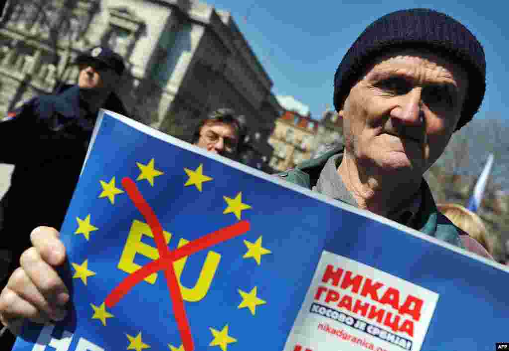 Srbija - Protesti ultra nacionalista protiv EU i neovisnog Kosova, Beograd, 17. mart 2013. Foto: AFP / Andrej Isaković