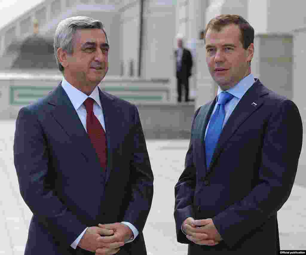 Ռուսաստան – Ռուսաստանի նախագահ Դմիտրի Մեդվեդեւը (ձ) դիմավորում է իր հայաստանցի գործընկեր Սերժ Սարգսյանին, 24-ը հունիսի, - Russia -- Trilateral meeting of Russian, Armenian and Azerbaijani presidents in Kazan, 24Jun2011