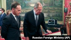 Ministrul rus de externe Serghei Lavrov (dreapta) și omologul său german Heiko Maas, în timpul întrevederii de la Moscova
