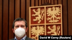 Ministrul de Externe al Cehiei, Jan Hamacek i-a întâmpinat la aeroport pe diplomații expulzați de Rusia. 19 aprilie 2021
