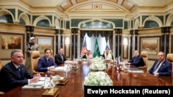 Delegațiile SUA și Rusiei la discuțiile de pe 18 februarie, de la Riad (Arabia Saudită).