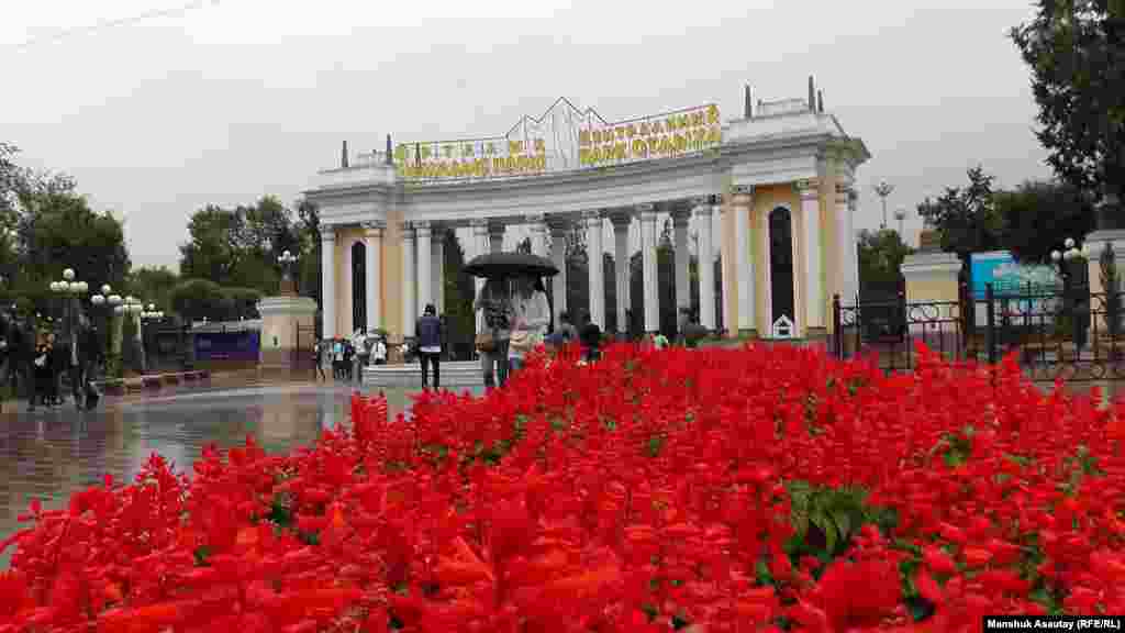 В этом году фестиваль передислоцировался с площади перед Академией наук в Центральный парк культуры и отдыха, в котором занял целую аллею и открытую сцену. 